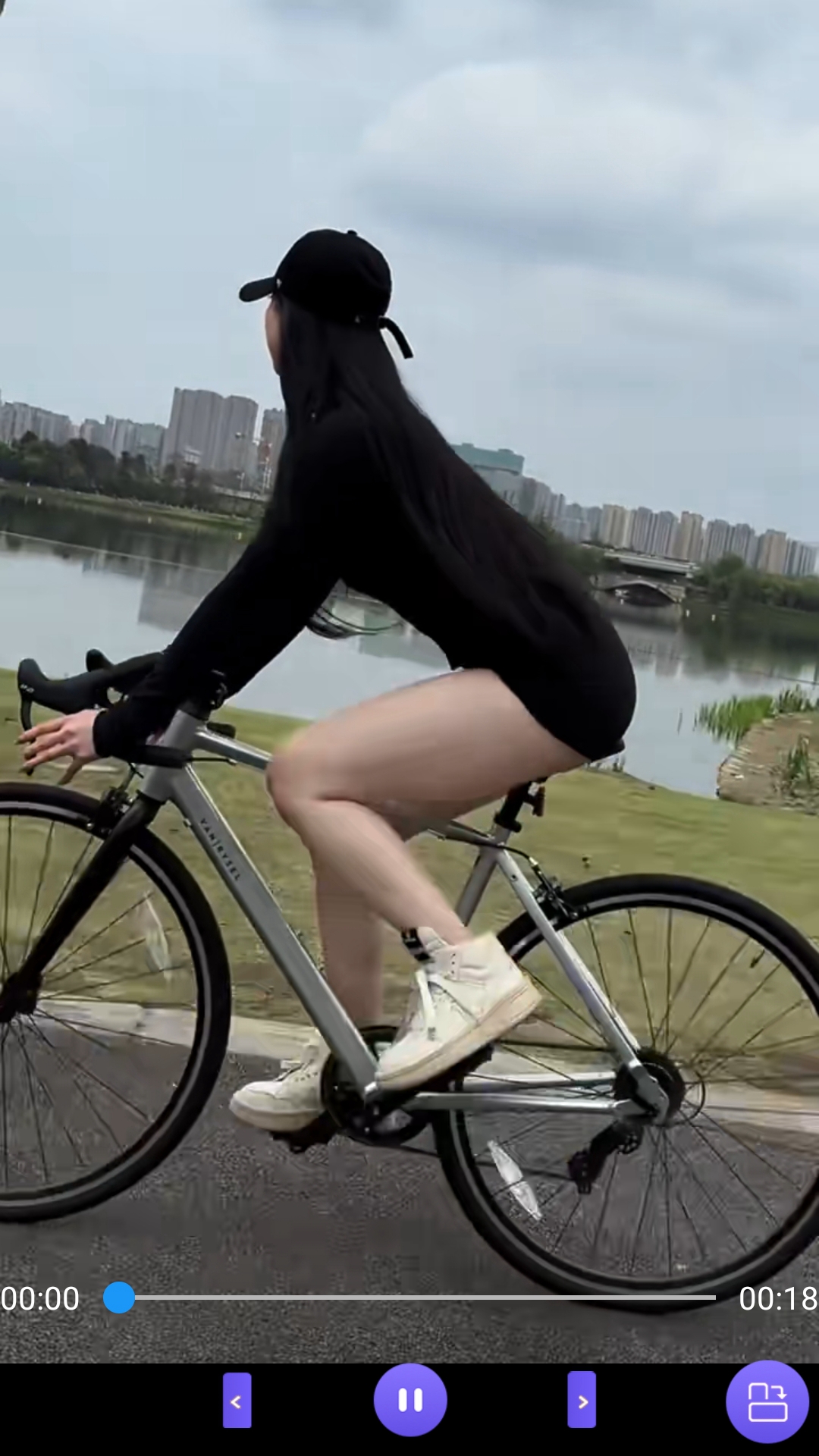 舔丝袜截图